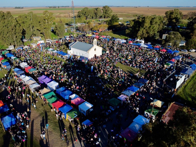 Una multitud en Colonia Nievas para la Fiesta de la Kerb